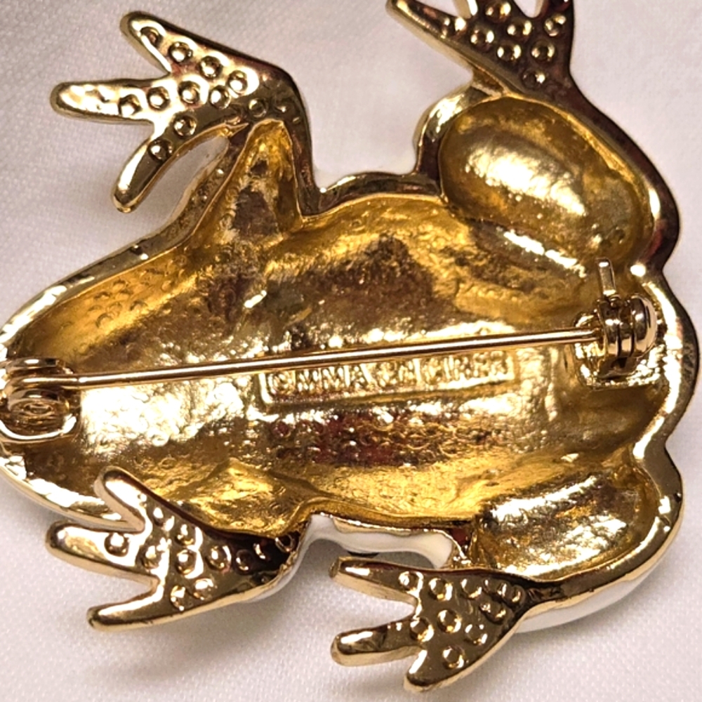 Vtg. CINER White & Gold Enamel Frog Brooch Created For The MMA - Picture 3 of 9